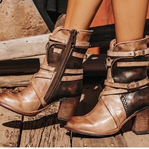 Freebird by Steven Two-Tone Light Tan Dark Brown Baker boots